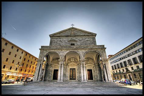 De Duomo van Livorno: Een meesterwerk van architectuur en religieuze overvloed!