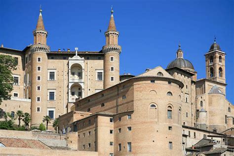 De Obelisco di Piazza Matteotti: Een Monumentale Reis Door de Geschiedenis van Urbino!