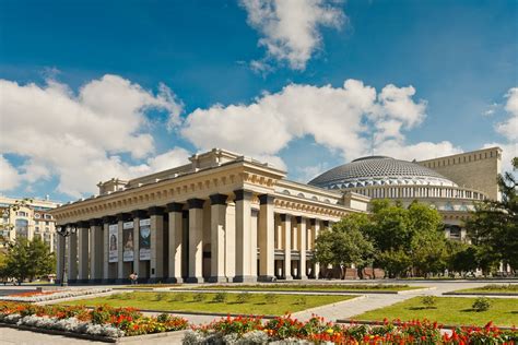  Het Novosibirsk Opera en Ballet Theater: Een Schouwburg van Romantiek en Glorieuze Geschiedenis!