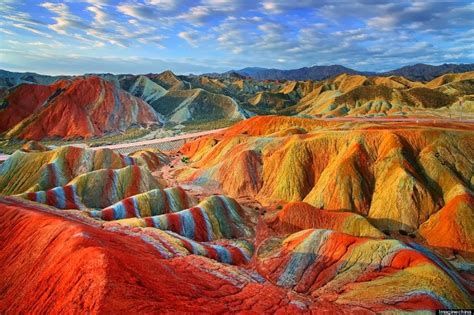 Matige Bergen vanZhangye Een Spektakel van Kleuren en Geologie!