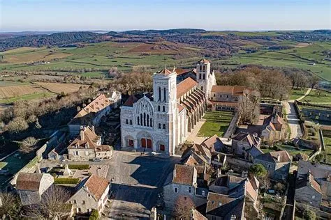 De Basilique de Vézelay! Een monumentale reis door tijd en spiritualiteit!