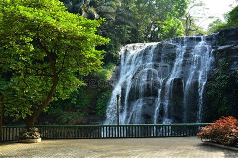 De Hinulugang Taktak Waterval: Een Verborgen Juweeltje in Antipolo!