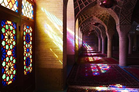  De Nasir al-Mulk Moskee: Een Prisma van Licht en een Ode aan de Shirazse Kunst