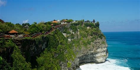 De Uluwatu Tempel: Een spectaculaire tempel op een klif met betoverende vuur-dansceremonies!