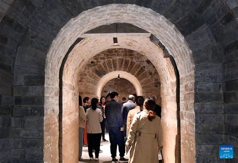 Het Mausoleum van Cao Wei: Een Historische Tocht Door de Tijd en een Ode aan Loyaliteit!