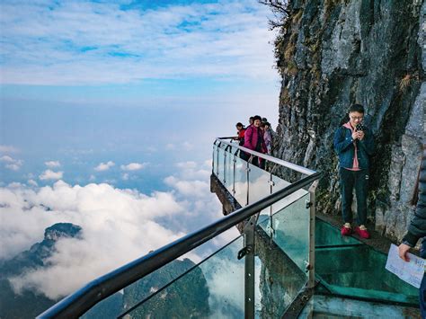 De Mysterieuze Echo van de Tianmenshan Grotten: Ontdek een Verborgen Wonder!